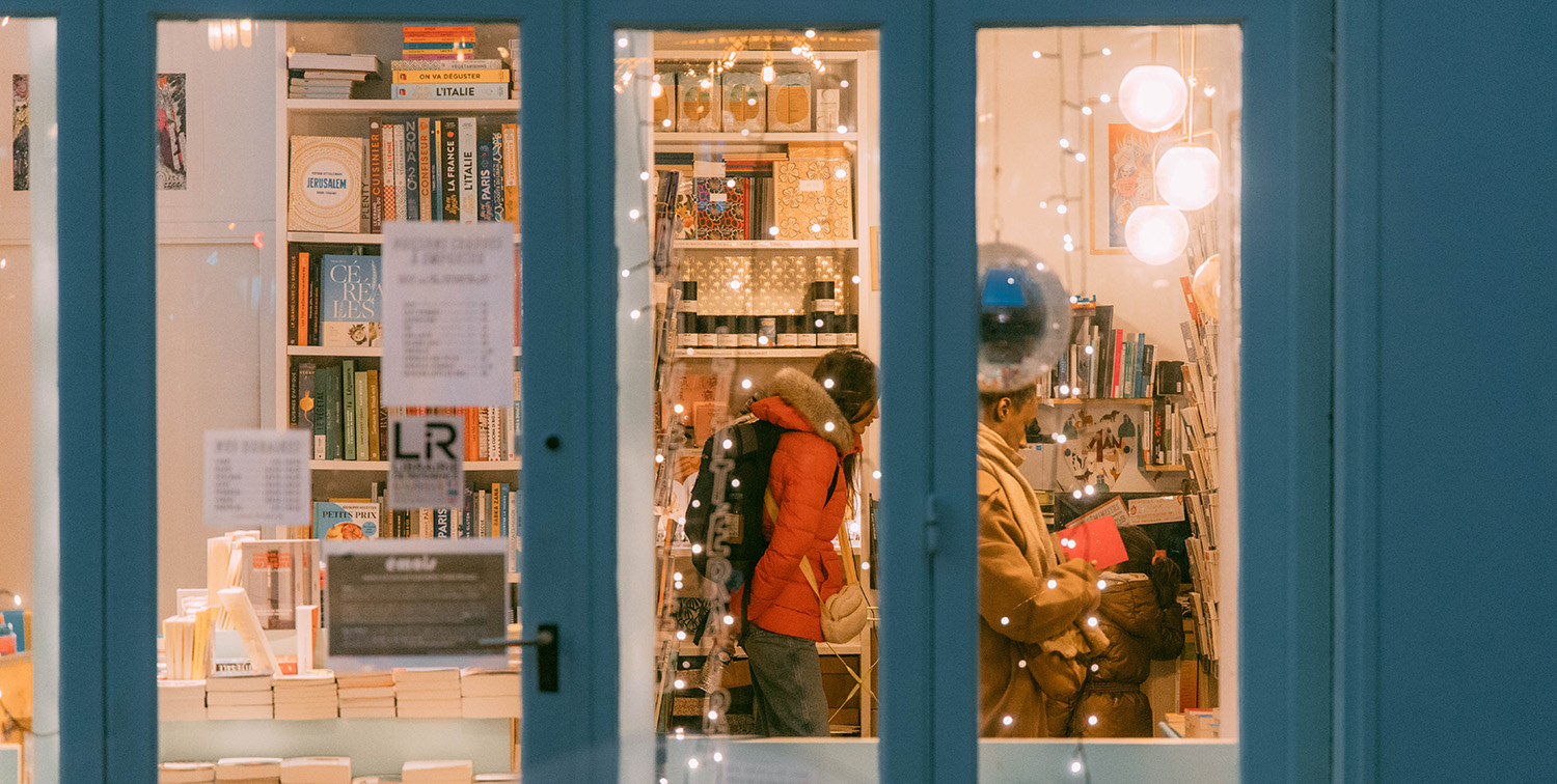 Un livre et une tasse de thé en bonne compagnie