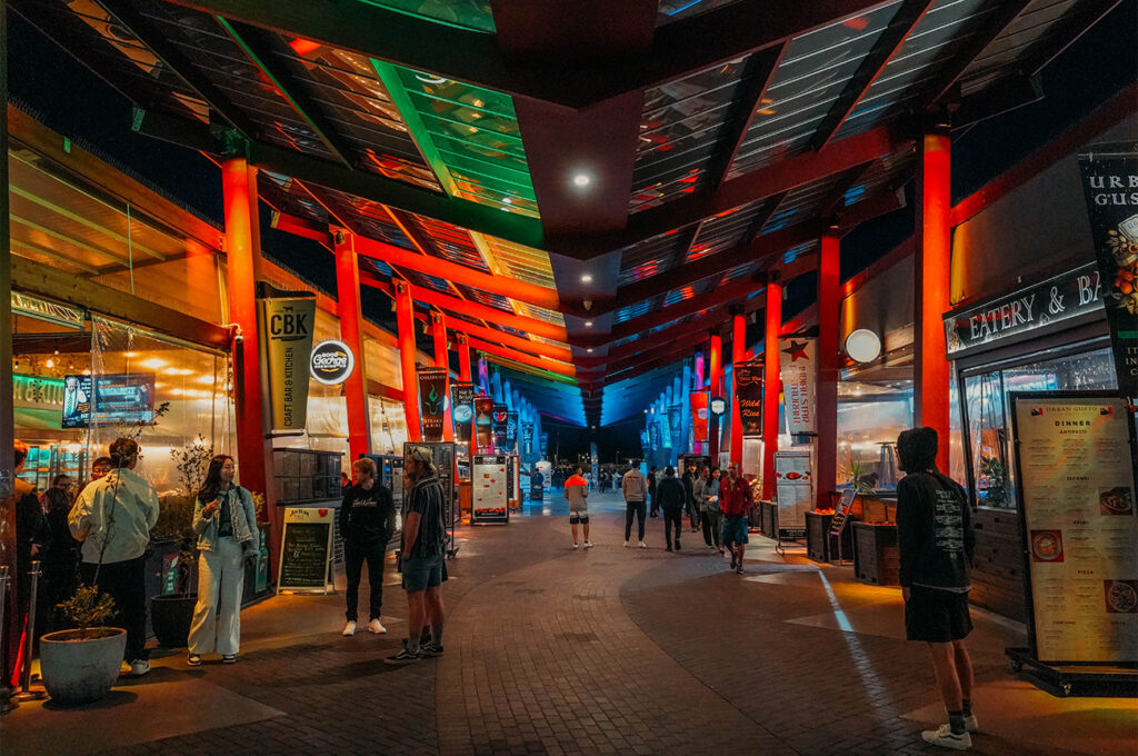 Retour à l'Eat Street de nuit