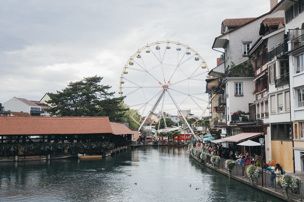 Week-end au lac de Thoune : les incontournables_LA VILLE DE THOUNE_Old Bridge et l’Untere Scleuse (ou le surf wave)_grande roue