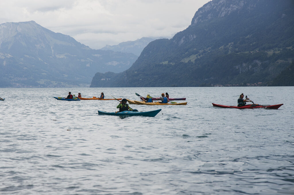 Week-end au lac de Thoune : les incontournables_Suivre une randonnée et se laisser émerveiller_canoes