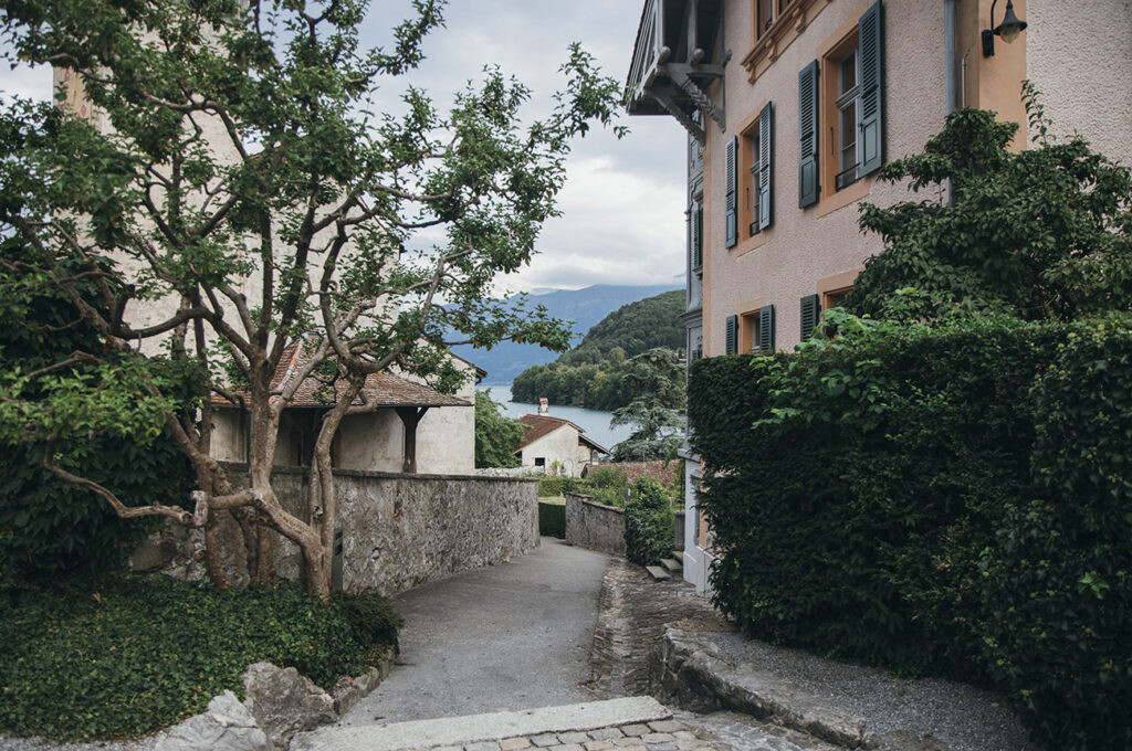 Week-end au lac de Thoune : les incontournables_SPIEZ_Son château médiéval et son église millénaire_ruelle