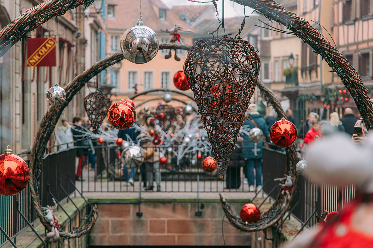 Observer les rues et les façades décorées