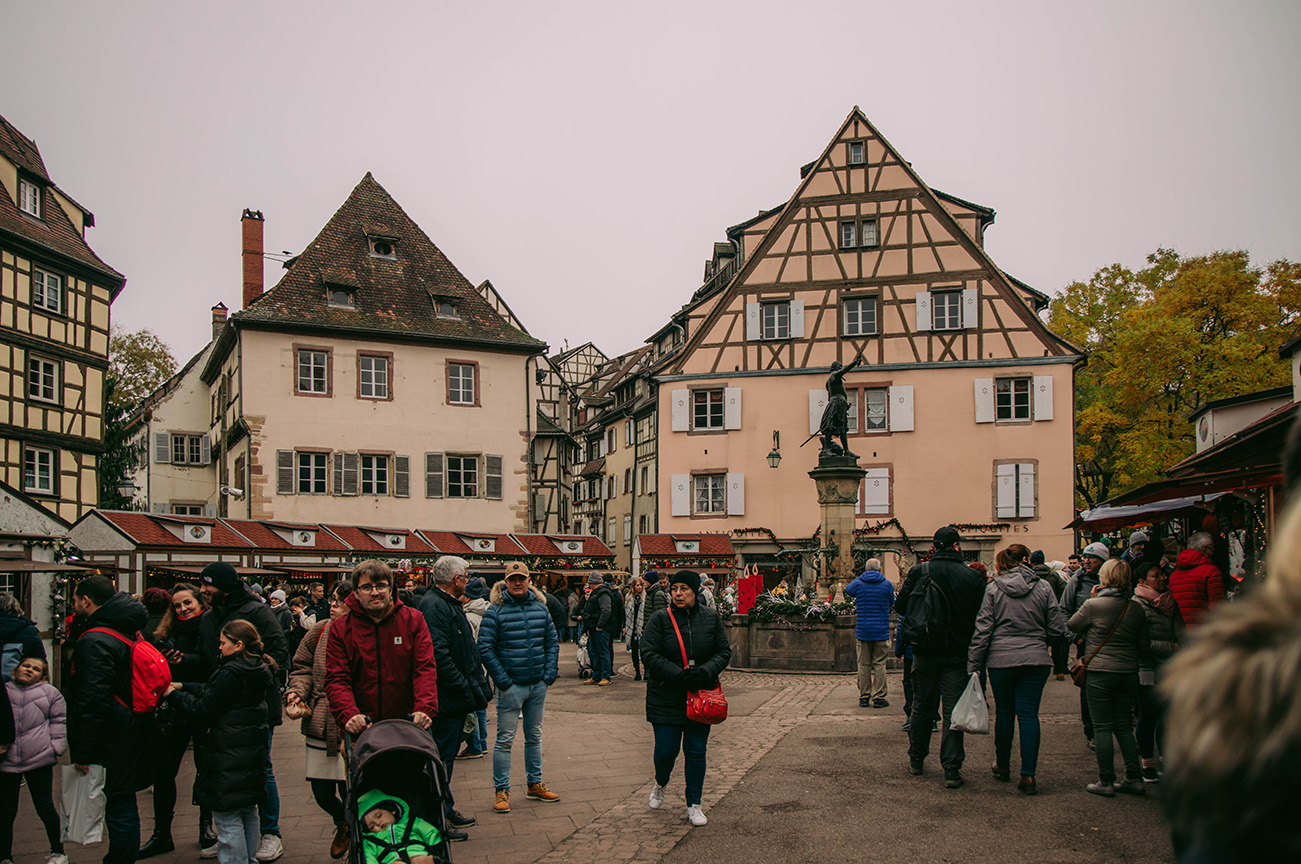 Colmar a noel que voir_Les marchés de noël de Colmar_Place de l’Ancienne Douane 1
