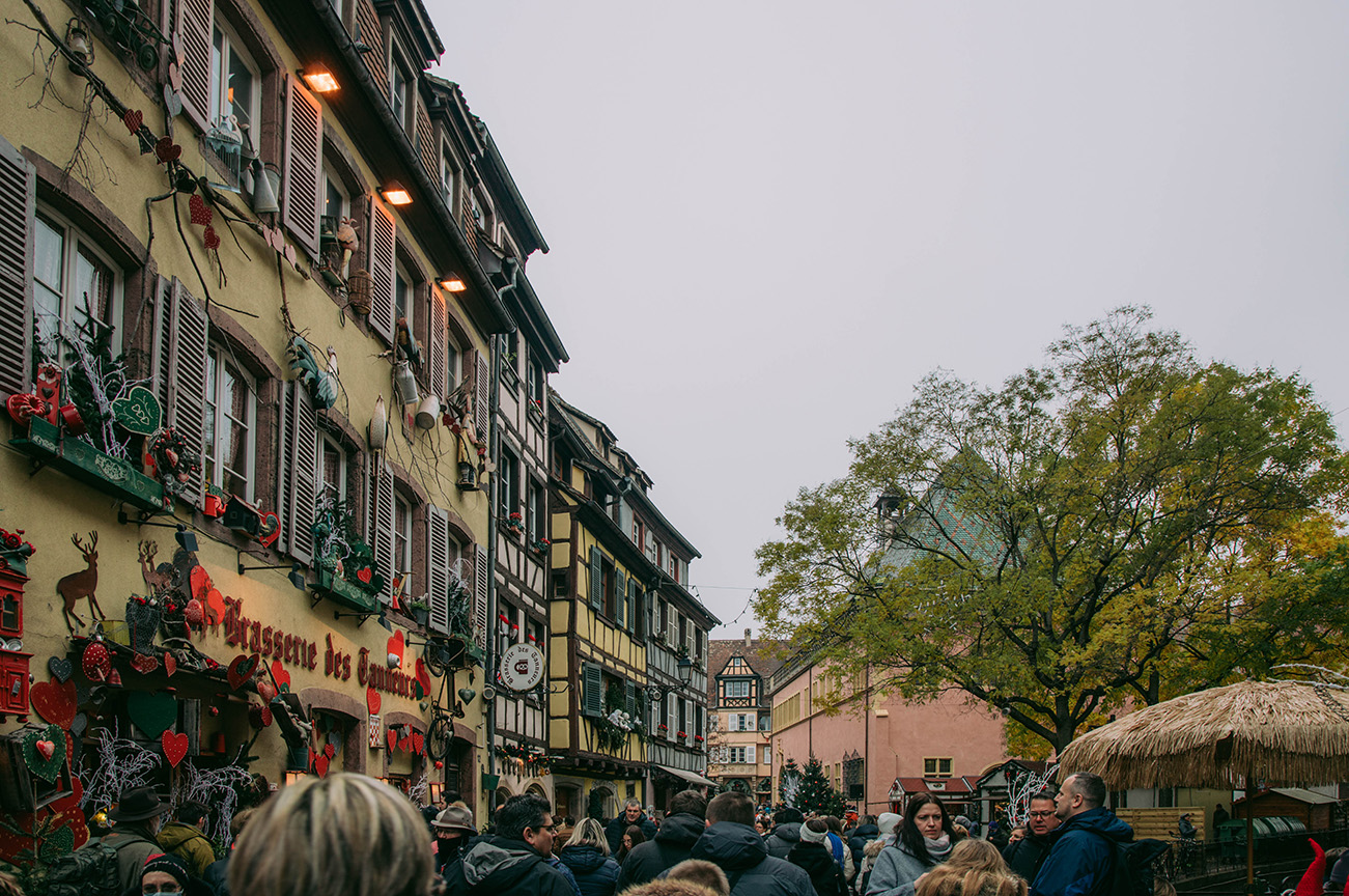 Observer les rues et les façades décorées 1