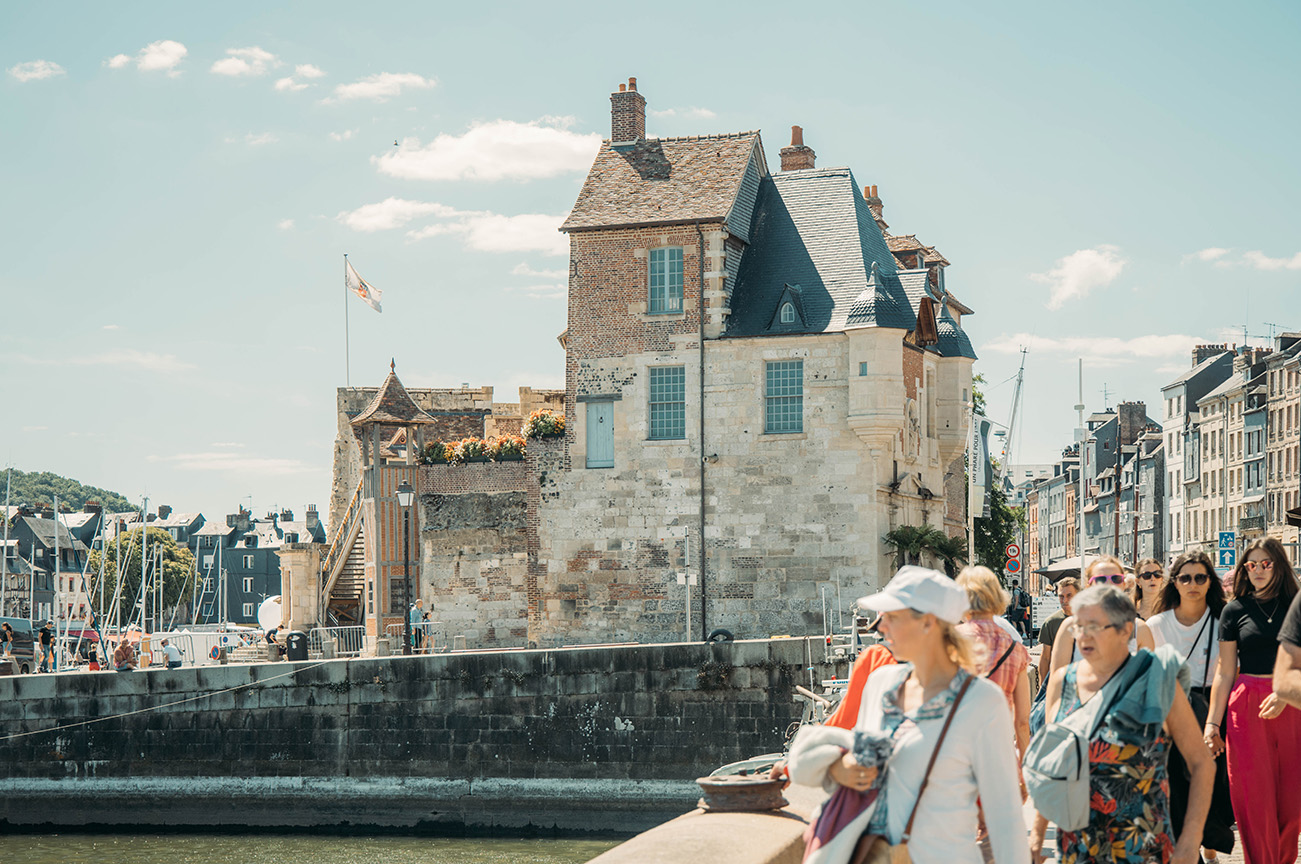 Une journée à Honfleur_Le vieux Bassin de Honfleur - le Port de plaisance_lieutenance
