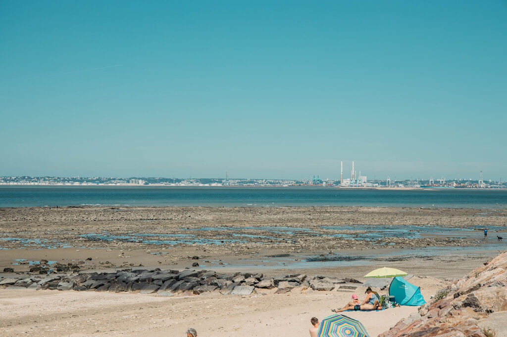 VILLERVILLE_Faire un petit plouf à la plage et veiller sur le retour de ses proches