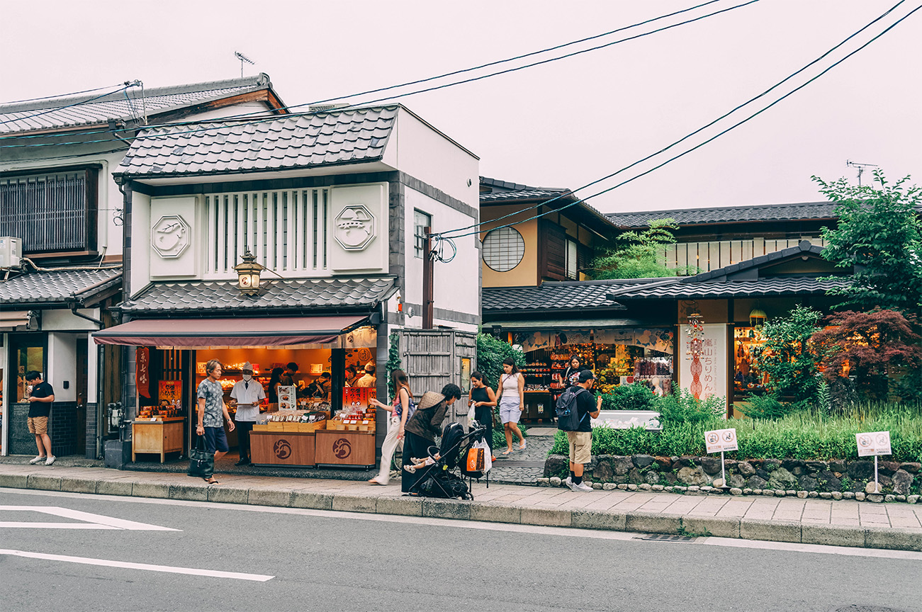 Que voir dans le quartier d'Arashiyama à Kyoto ?_Flâner dans la rue Tsukurimichicho et la Kimono Forest