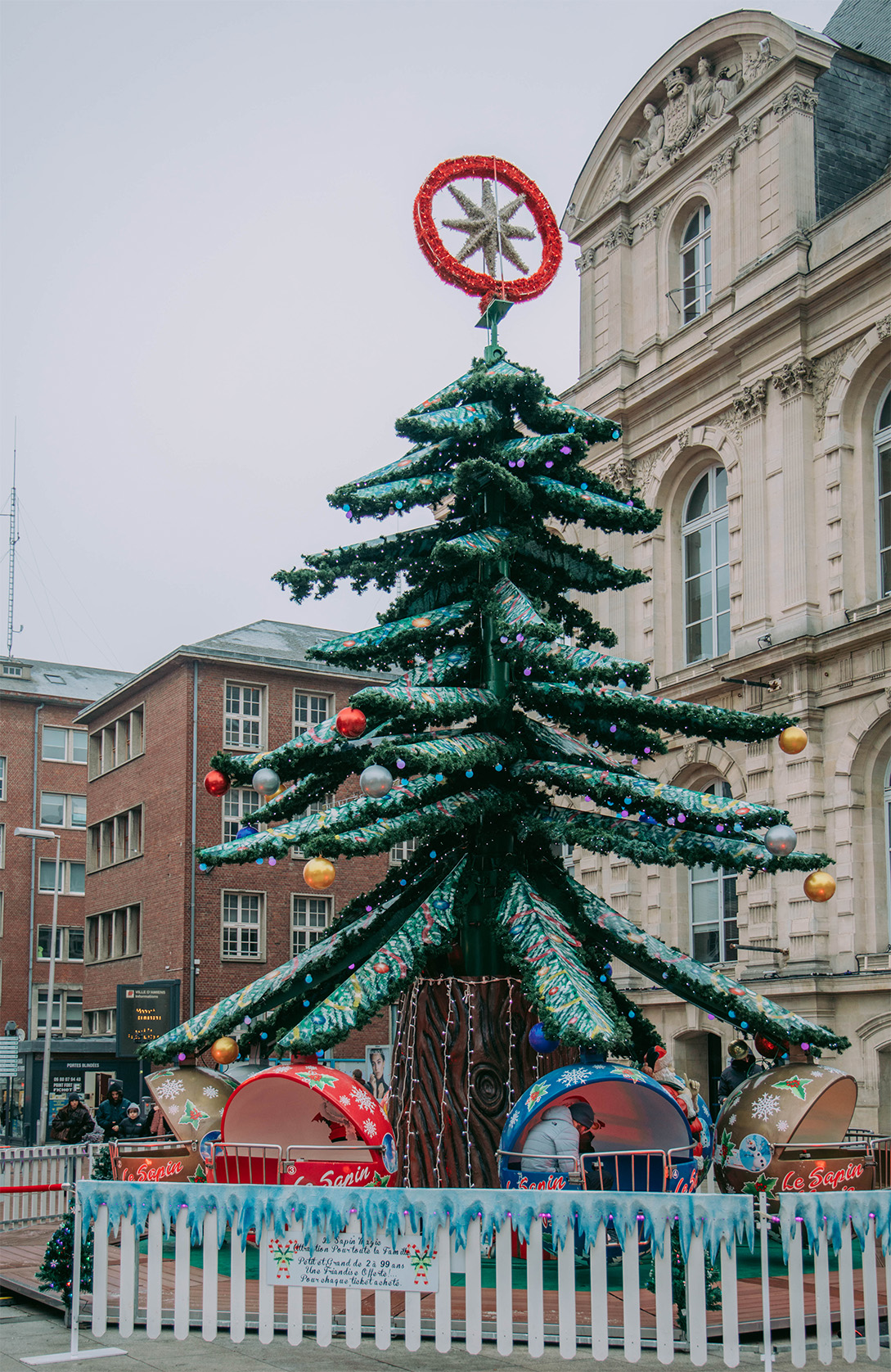 Amiens à Noël, que faire ?_Découvrir l'illumination du sapin 2