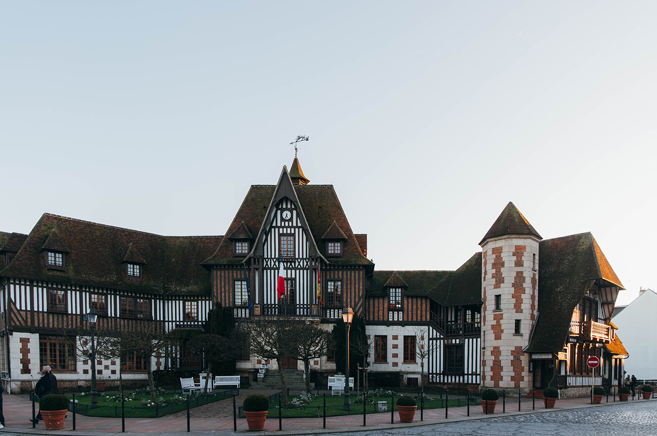 Un week-end à Deauville et Trouville_Mairie de Deauville_A pas de Dino