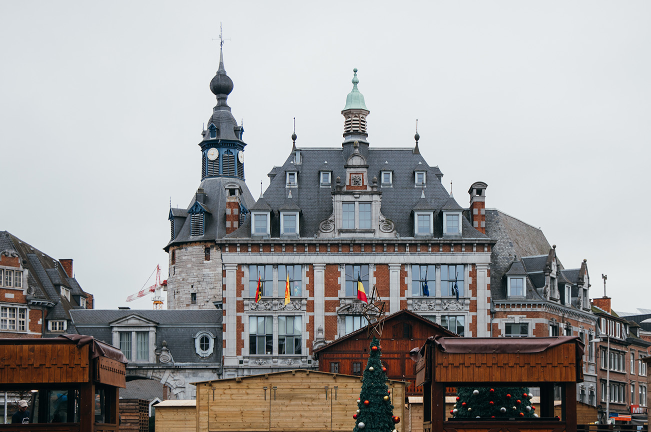 Que Faire à Namur le Temps d’un Week-End ? PLACE D' ARMES_APASDEDINO​
