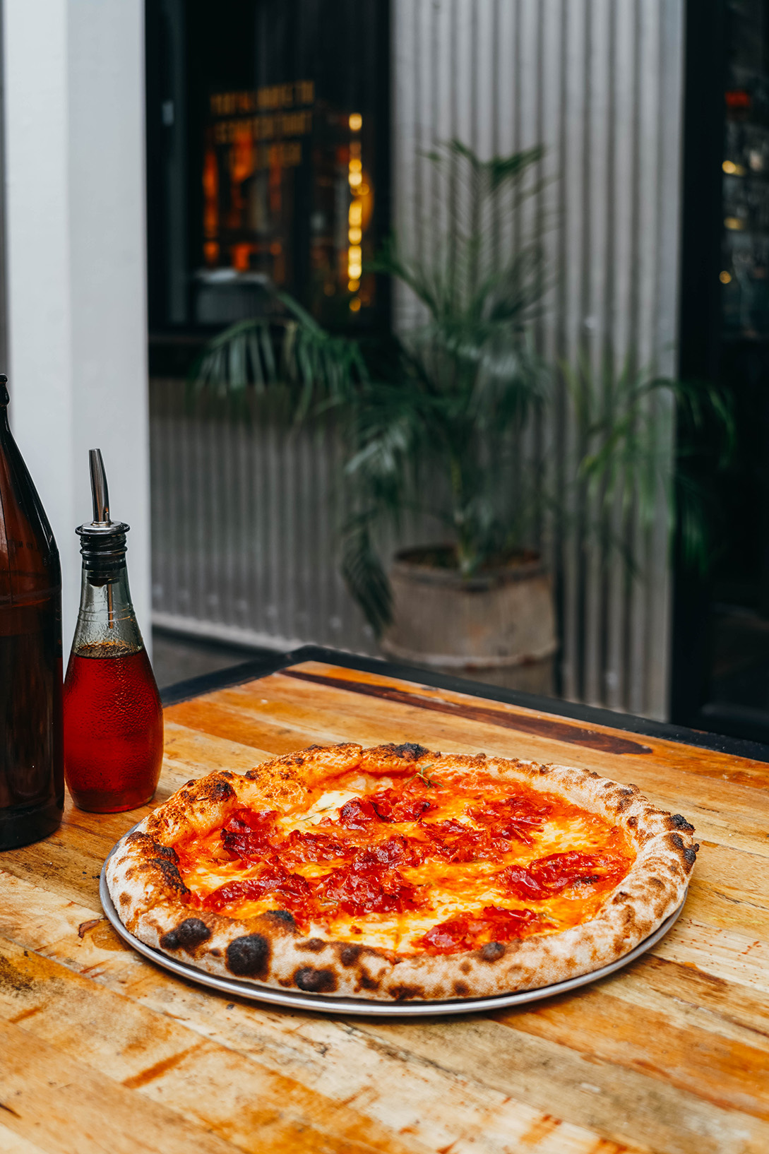 Prendre une pizza de Ms White chez Public Kitchen​ 1