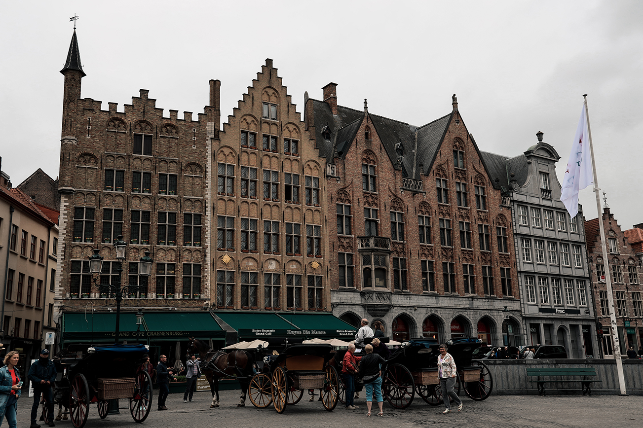 Week-end à Bruges : que faire en 3 jours ?_Commencer la journée par la Grand-Place​_A PAS DE DINO