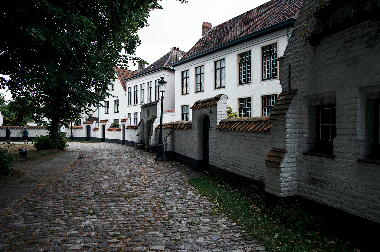 Week-end à Bruges : que faire en 3 jours ?_Se promener dans le béguinage​_A PAS DE DINO