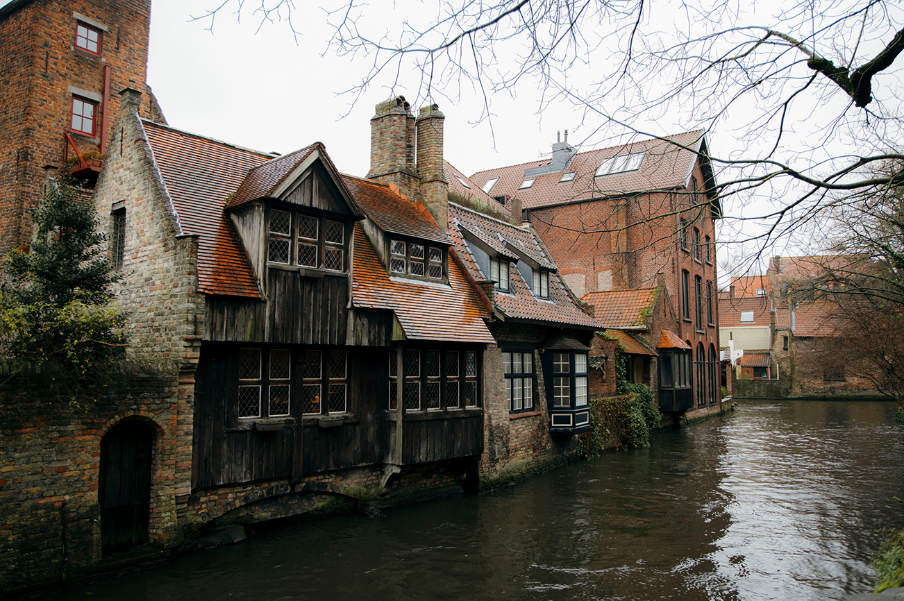 Une journée de Noël à Bruges_Longer le long des quais​_A PAS DE DINO