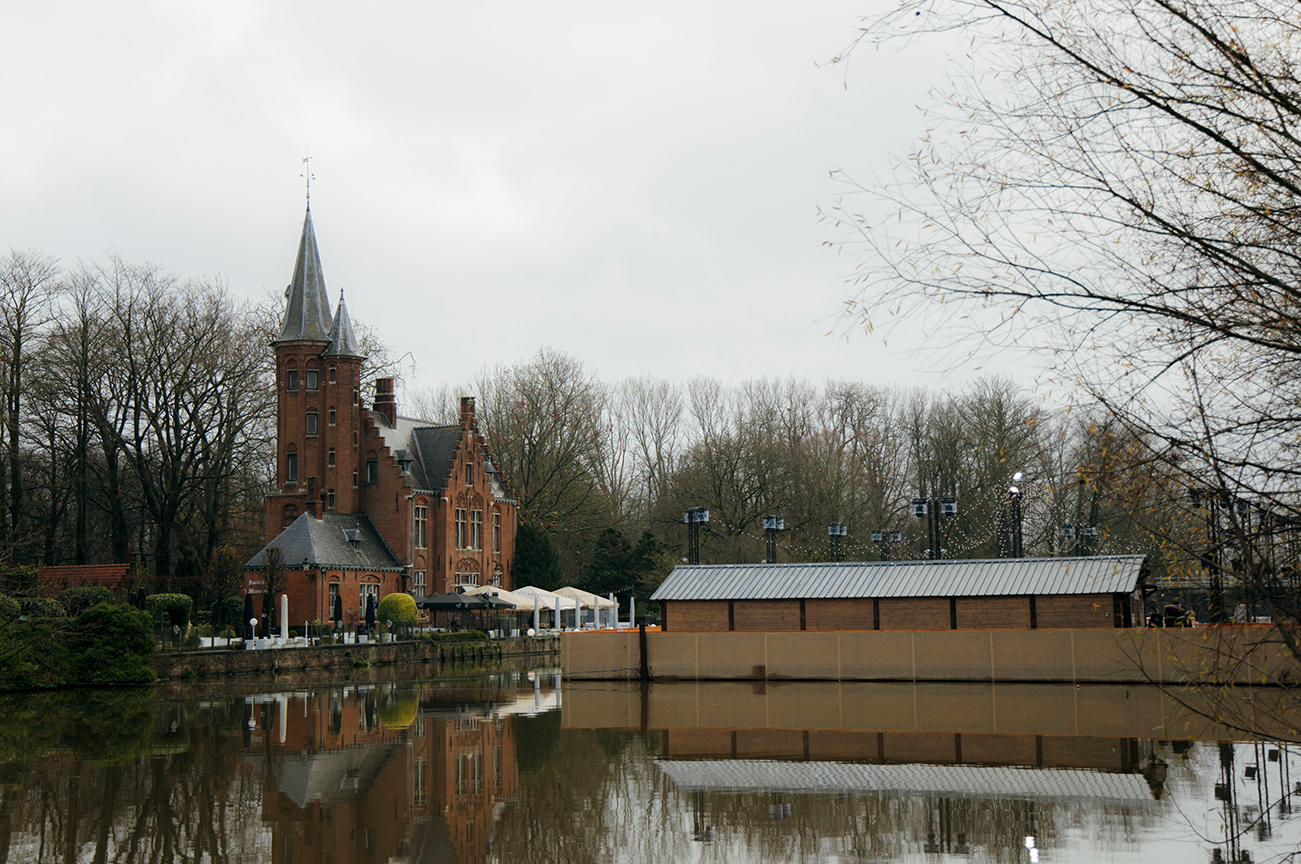 Une journée de Noël à Bruges_Aller patiner à côté du lac de l’amourA PAS DE DINO