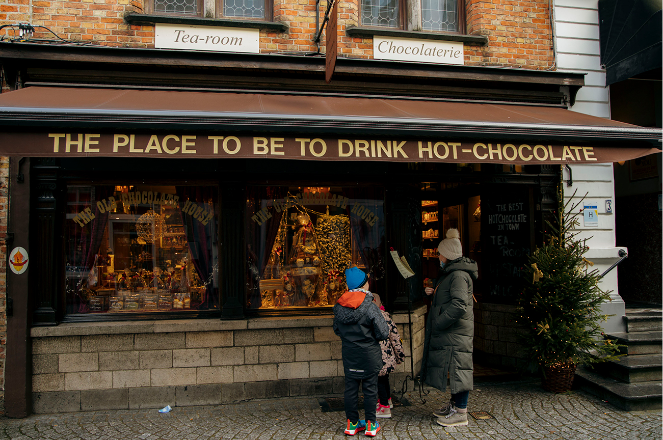 Une journée de Noël à Bruges_Se réconforter en achetant des chocolats chez The Old chocolate House​_ A PAS DE DINO