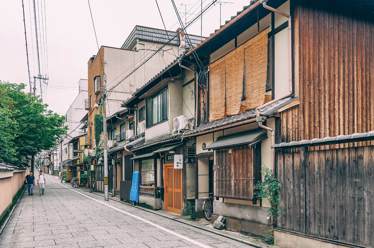 QUE FAIRE DANS LE QUARTIER DE GION_KYOTO_ Hanamikoji-dori_A PAS DE DINO